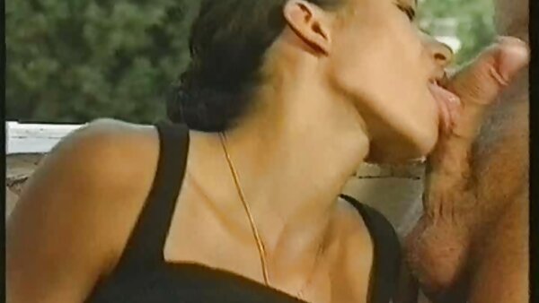 Rasierte Muschi der heißen pornos von geilen frauen MILF Alex Nevada wird im Freien gedehnt