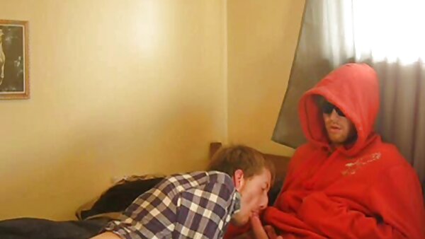 Das geile heiße pornos sinnliche brünette Luder Ive fingert ihre Muschi und spielt mit einem schwarzen, perlenbesetzten Sexspielzeug