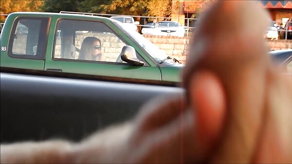 Kuschelige brünette Hottie Henessy streichelt einen harten Schwanz ihres neuen geile pornos gratis Freundes