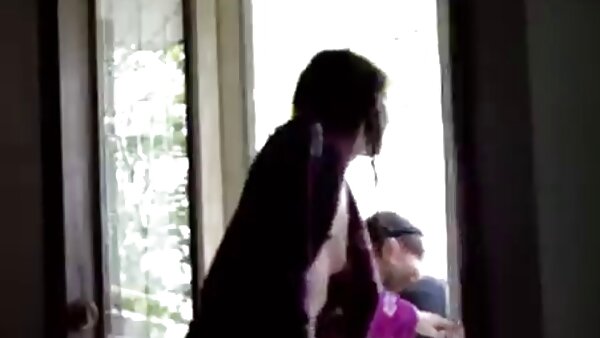 Klobiges blondes Girl wichst vor der scharfer sexfilm Kamera mit einem Dildo