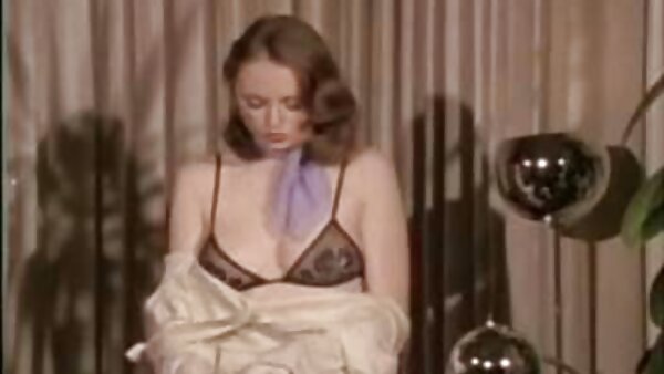 Dünne Blondine mit kleinen Titten masturbiert geile amateur pornos im Freien