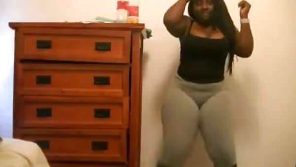 Die lüsterne Hure Capri Cavanni reitet einen harten Schwanz und super geile pornos lutscht ihn wie einen Lutscher