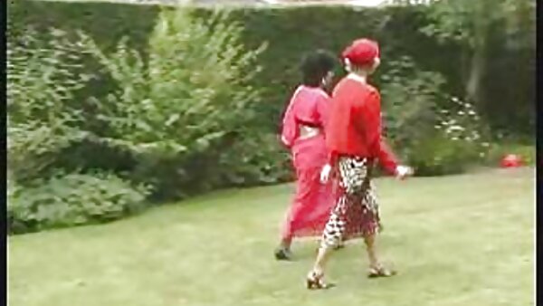 Die verlockende brünette Süße bohrt ihre geschwollene Muschi sexfilme dicke mit ihren Fingern