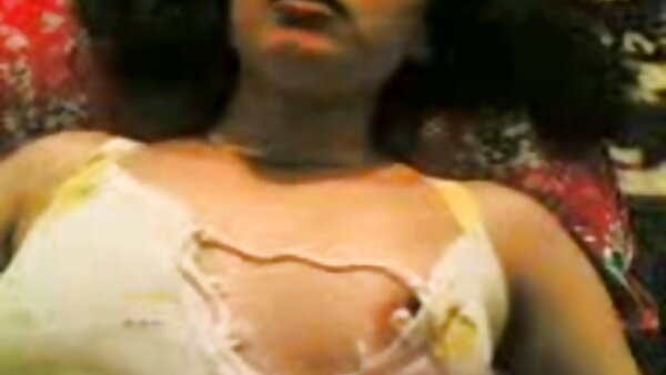 Nackte Braut in sexy Dessous und weißen Strümpfen spielt mit ihrem suche geile pornofilme Schlitz