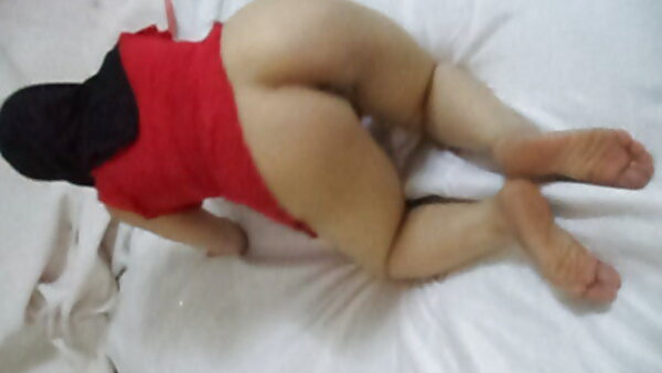 Sky Sarahy bekommt ihre buschige Muschi geleckt und pornos mit geilen mädchen gefingert