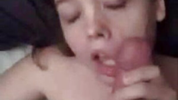 Das verführerische Teenie-Mädchen Jessica streichelt ihre nasse enge Muschi in einer kostenlose geile pornos Toilette