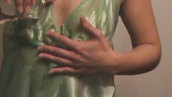 Die heiße deutsche pornos lockige Brünette Lena frisst den Schwanz ihres Freundes