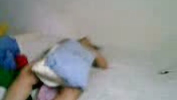 Böse Oma Sienna West als Lehrerin fickt starken deutsche geile pornofilme Kerl in einer Klasse